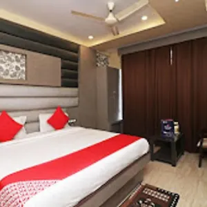 Raj Kamal Palace By Wb Varanasi